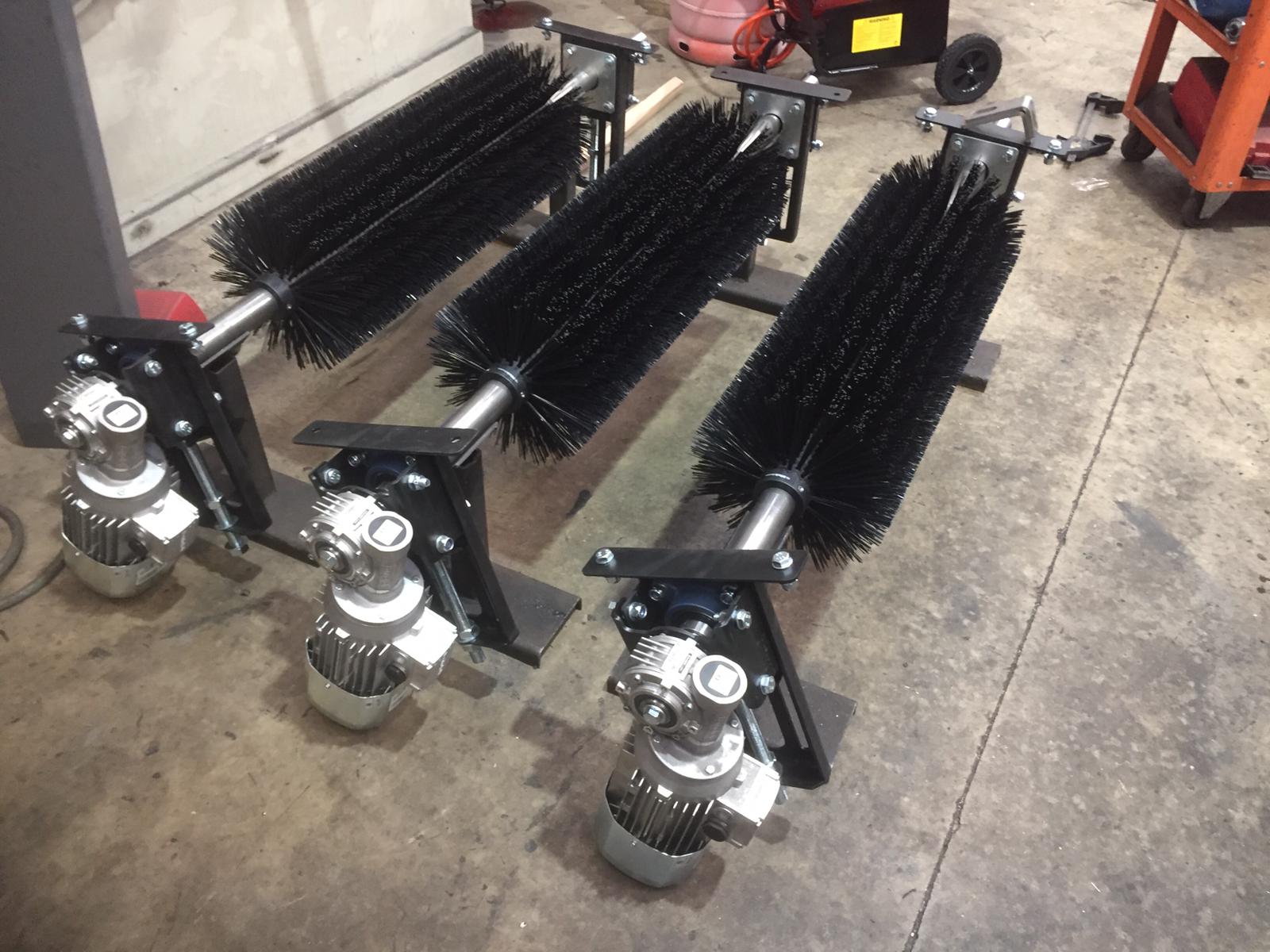 Conveyor belt cleaning system for reducing carry back and dust